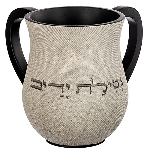 טלה לנטילת ידיים בעיצוב מודרני דו־גווני – גימור טבעי עם ידיות שחורות