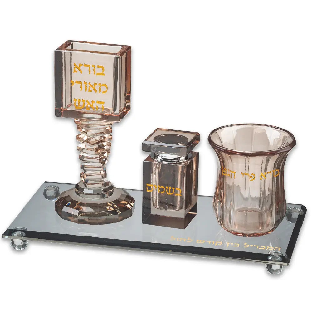 סט הבדלה מזכוכית בגוון ורוד-שמפניה עם מגש תואם